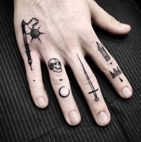 tatuajes de hombres en la mano